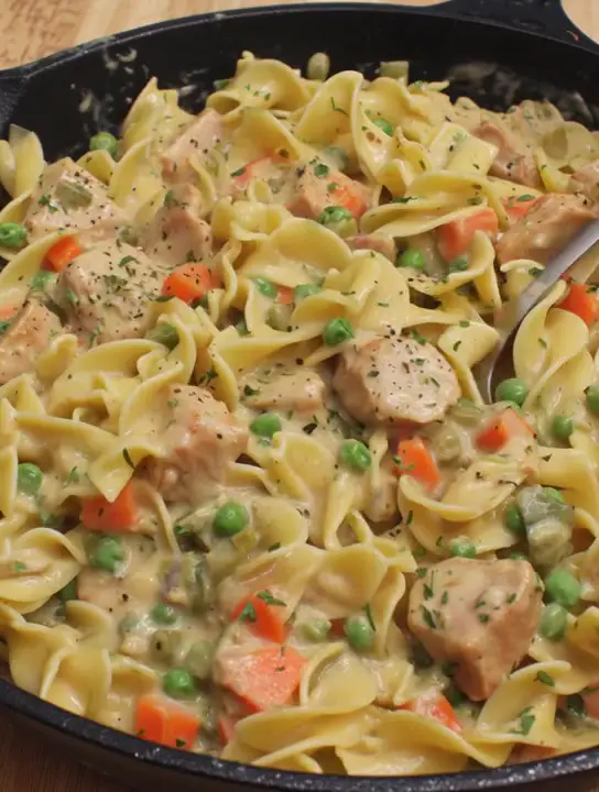 Creamy Chicken Pot Pie Pasta Skillet